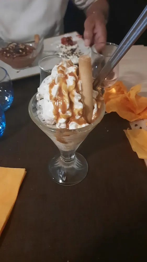 Coupe de Glaces Avec Chantilly Et Nappage Caramel Beurre Salé